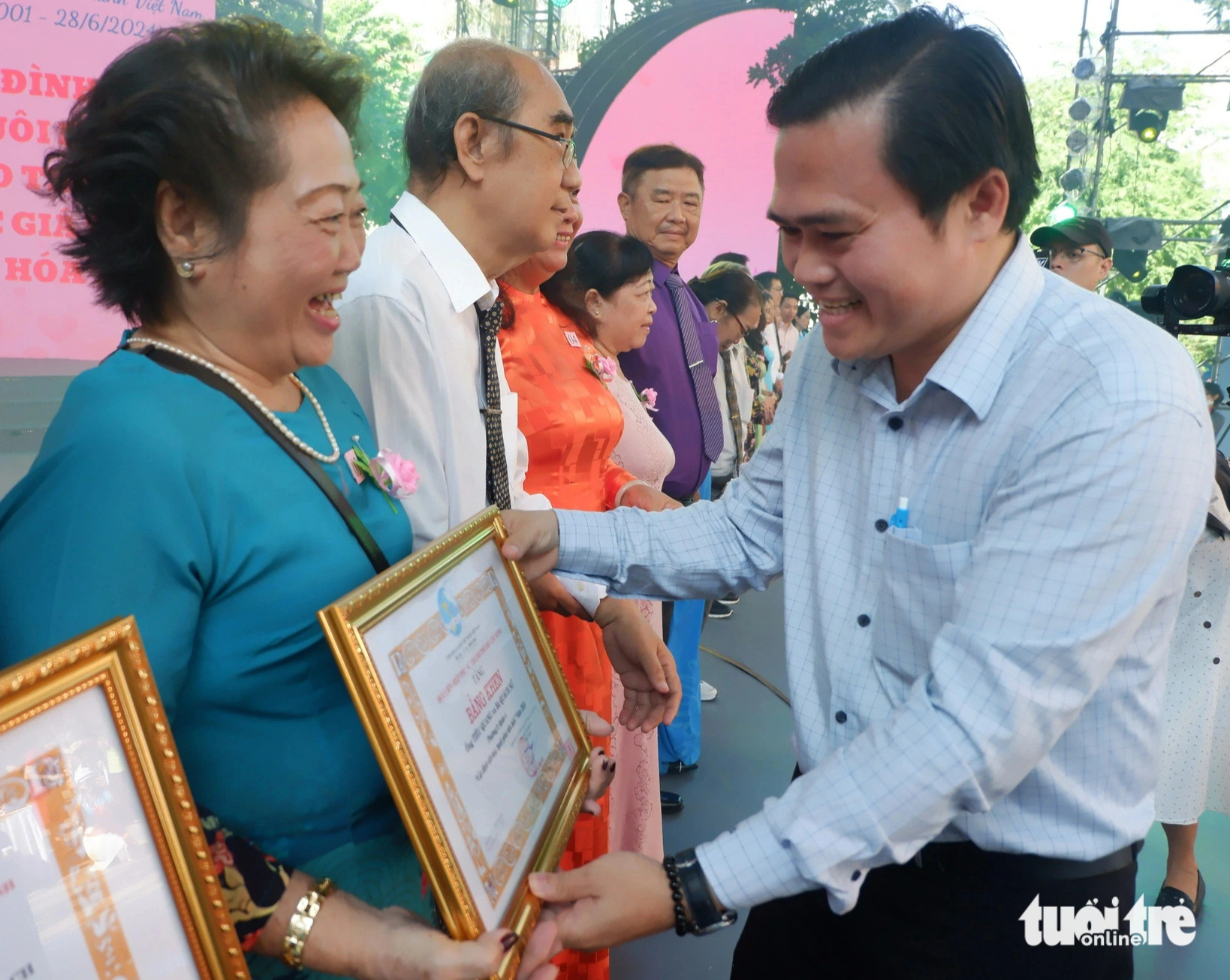 Ngày hội gia đình văn hóa, hạnh phúc TP.HCM 2024- Ảnh 4. Trưởng Ban Văn hóa - xã hội Hội đồng nhân dân TP.HCM Cao Thanh Bình tuyên dương các gia đình tiêu biểu hạnh phúc năm 2024 - Ảnh: K.ANH