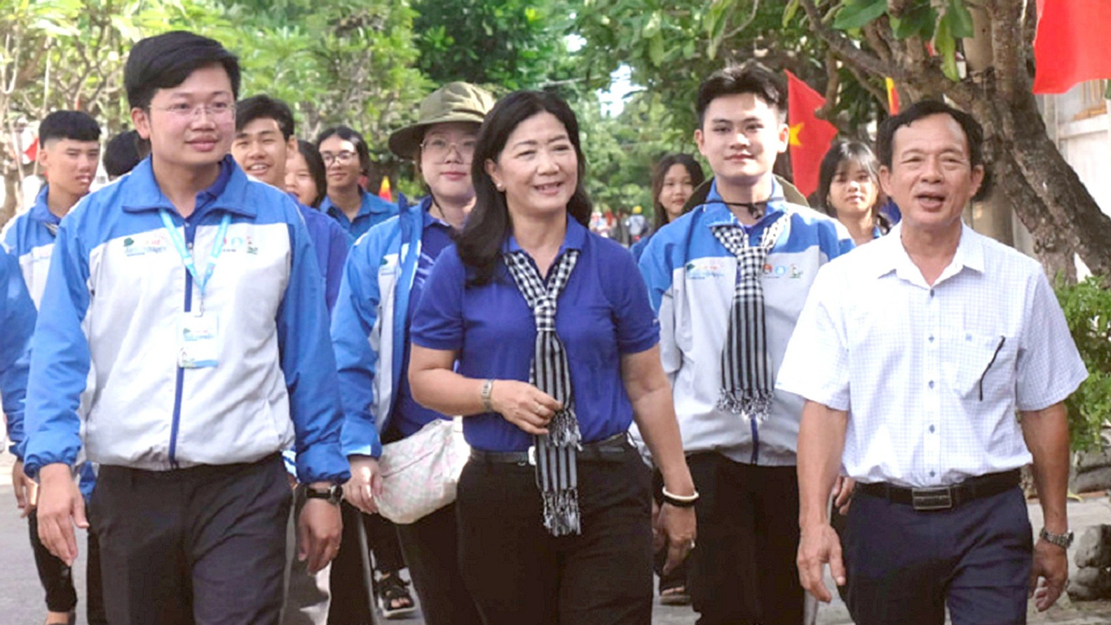 Màu áo tình nguyện trên đảo Phú Quý- Ảnh 3. Công trình “Đường cờ Tổ quốc” với 200 lá cờ nổi bật trên tuyến đường một khu dân cư trên đảo - Ảnh: VŨ THỦY