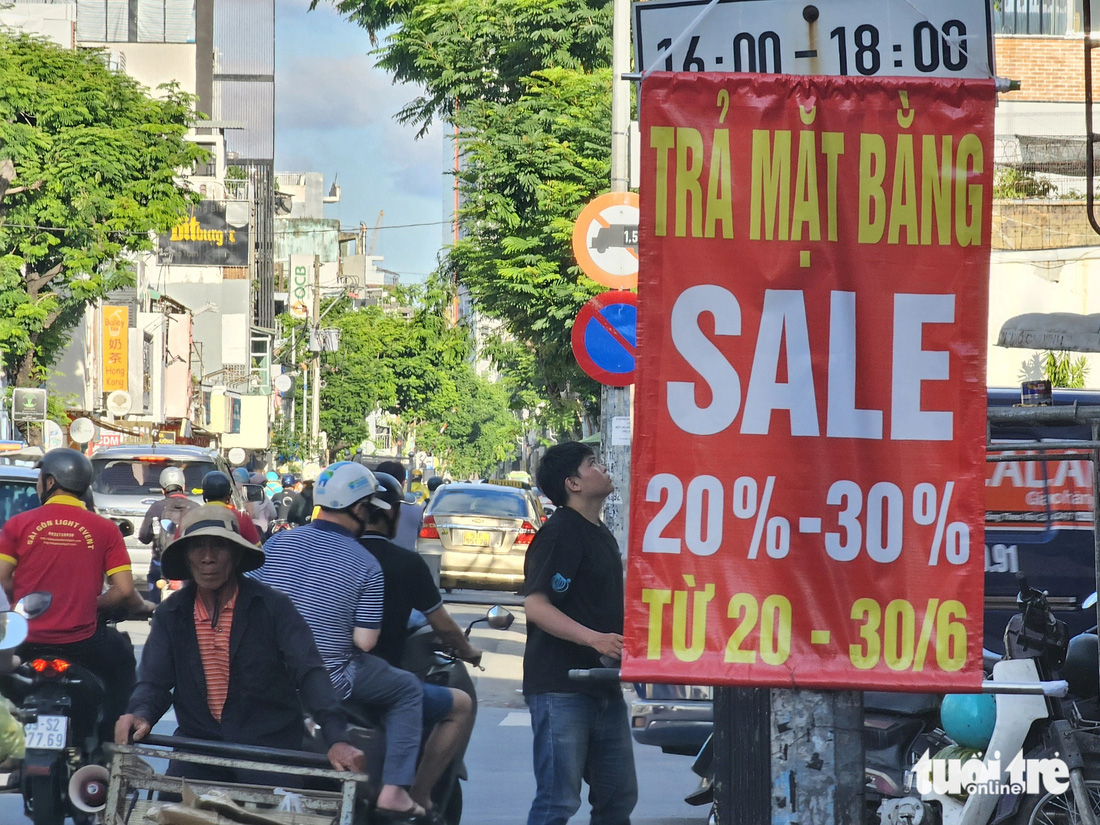 Rầm rộ trả mặt bằng: Quán xá thành nơi vẽ bậy, chốn xe ôm trú chân- Ảnh 9. Một cửa hàng thời trang treo biển trả mặt bằng, giảm giá các sản phẩm đến hết ngày 30-6 - Ảnh: NGỌC HIỂN