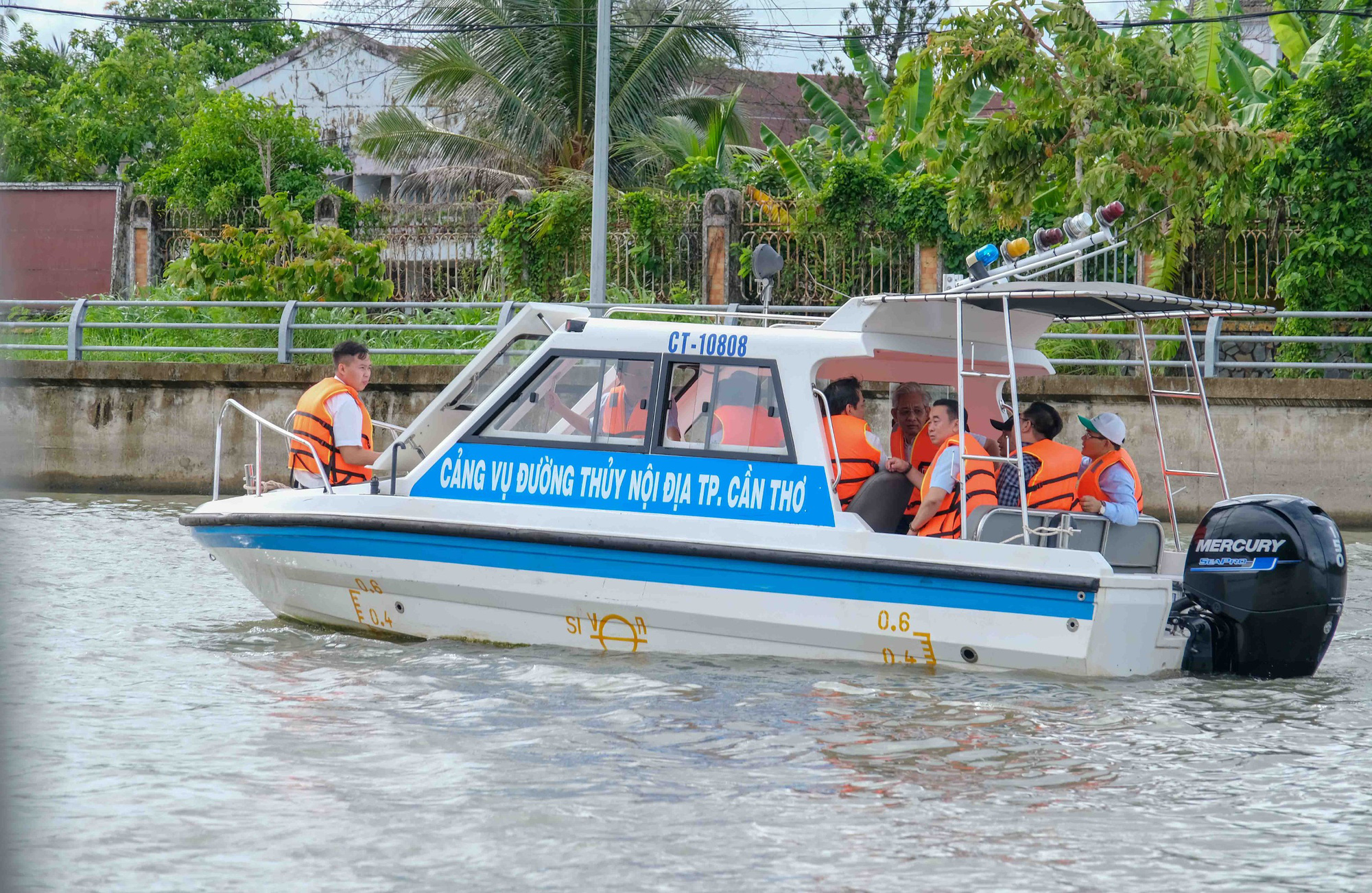 Cần Thơ sẽ khai thác 3 tuyến buýt sông đặc trưng miền Tây Nam Bộ- Ảnh 2. Đoàn khảo sát buýt sông dọc sông Cần Thơ - Ảnh: T.L