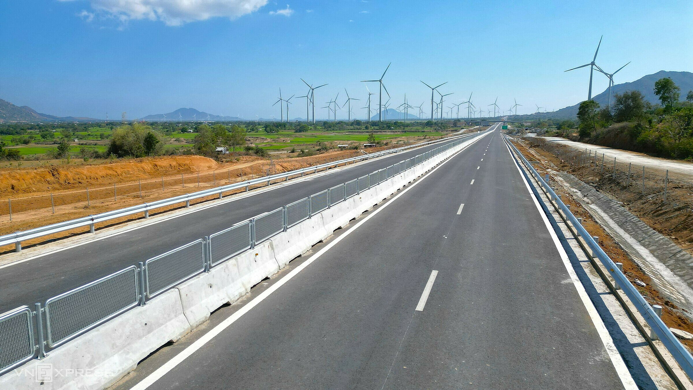 Cao tốc Cam Lâm - Vĩnh Hảo đoạn qua huyện Thuận Bắc, tỉnh Ninh Thuận. Ảnh: Việt Quốc