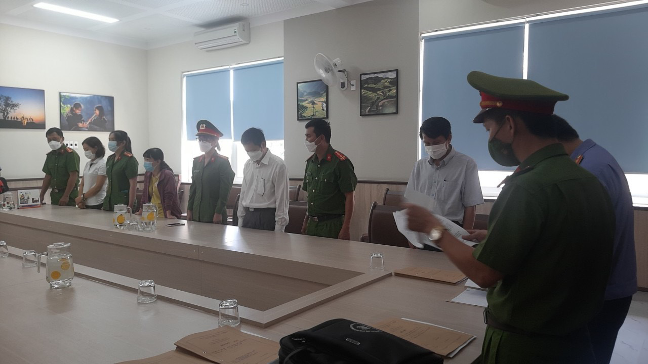 Cơ quan công an đọc quyết định khới tố vụ án, khởi tố bị can các cán bộ, lãnh đạo CDC Đắk Lắk - Ảnh: V.T. Cơ quan công an đọc quyết định khởi tố vụ án, khởi tố bị can các cán bộ, lãnh đạo CDC Đắk Lắk - Ảnh: V.T.