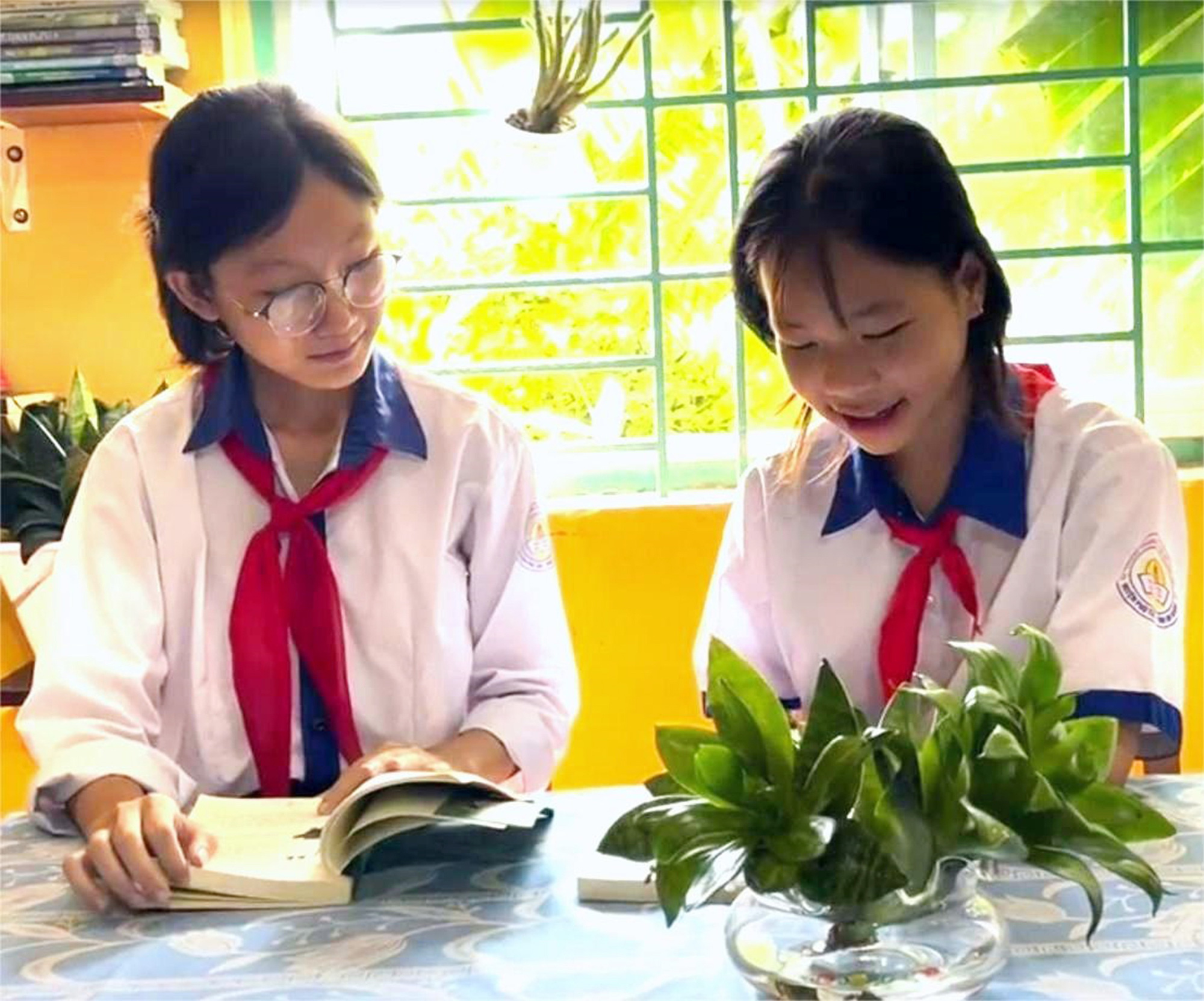 Học bổng Chắp cánh ước mơ: Chỉ mong đường học bớt chông chênh- Ảnh 3. Châu Thị Kim Thảo (trái) trao đổi bài cùng bạn học - Ảnh: HỒNG NI