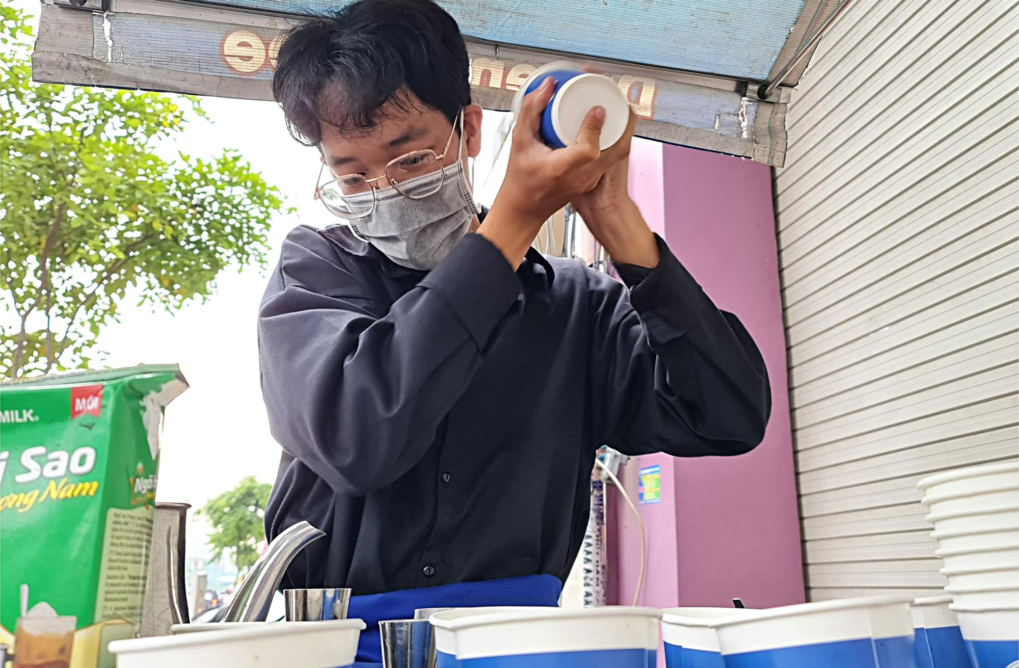 Sinh viên làm thêm phục vụ quán cà phê kiếm tiền trang trải cuộc sống - Ảnh: C.TRIỆU Sinh viên làm thêm phục vụ quán cà phê kiếm tiền trang trải cuộc sống - Ảnh: C.TRIỆU