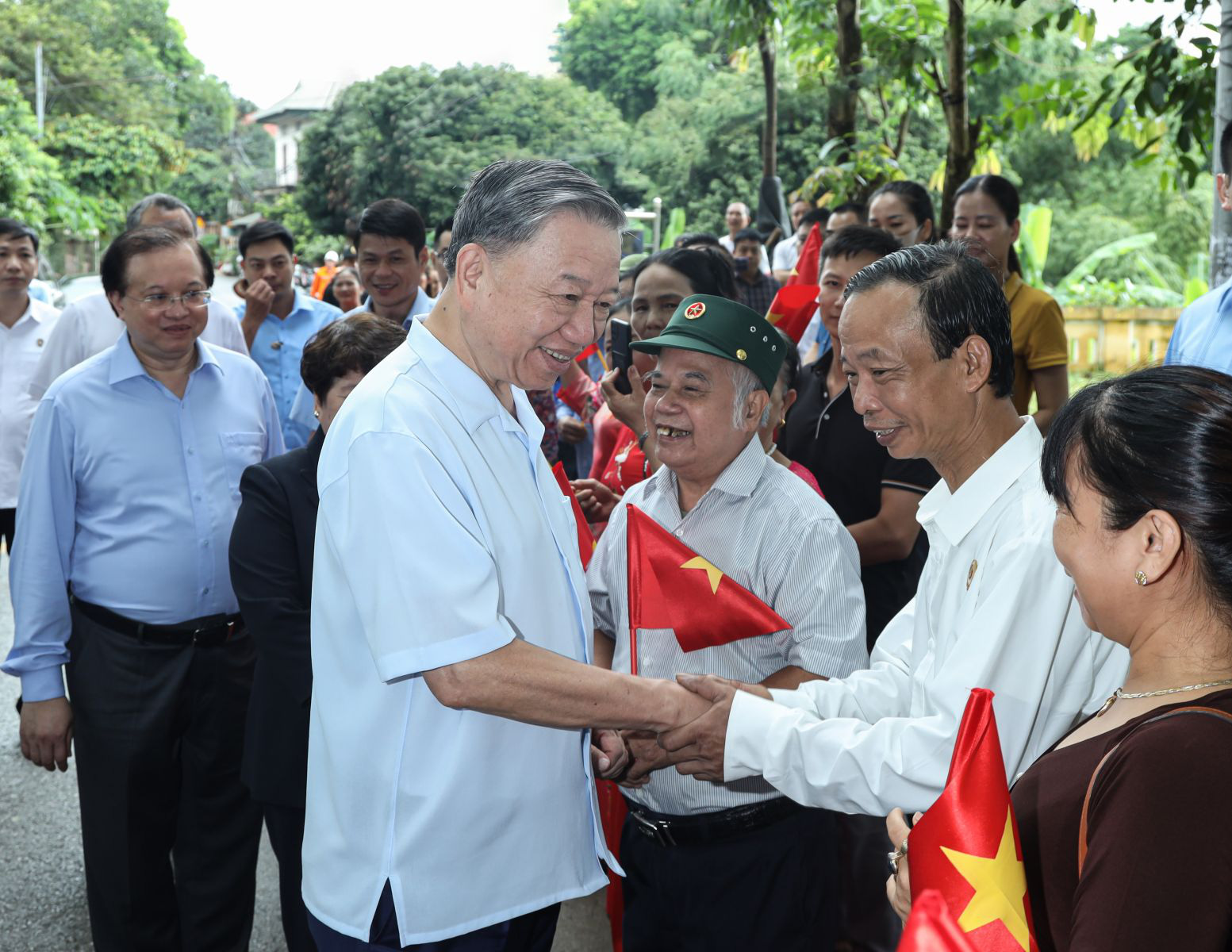Chủ tịch nước Tô Lâm thăm người dân làng cổ Đường Lâm nhân Ngày Gia đình- Ảnh 1. Chủ tịch nước Tô Lâm với nhân dân làng cổ Đường Lâm - Ảnh: VPCTN