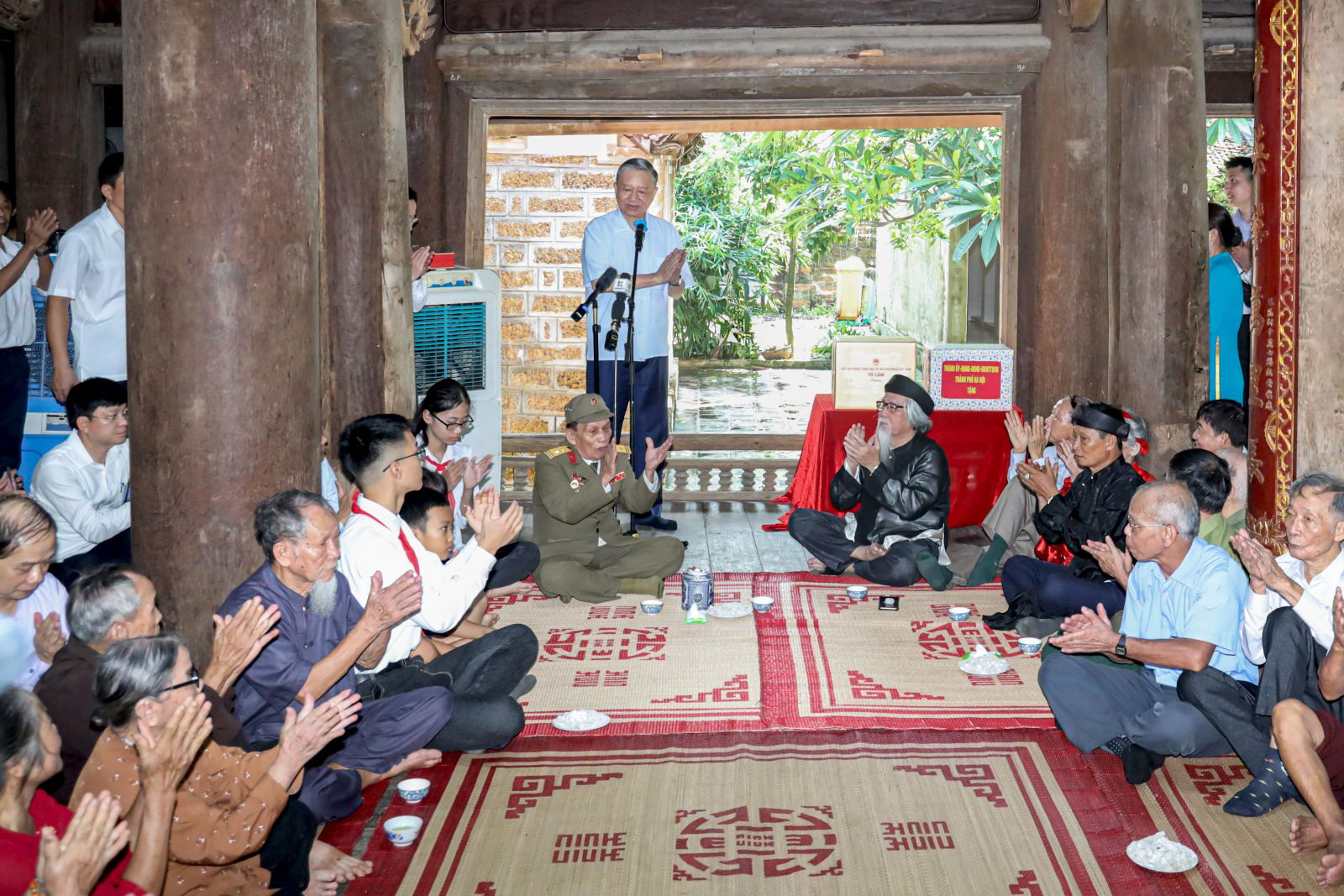 Chủ tịch nước Tô Lâm thăm người dân làng cổ Đường Lâm nhân Ngày Gia đình- Ảnh 2. Chủ tịch nước Tô Lâm nói chuyện thân mật với các tầng lớp nhân dân tại đình Mông Phụ, làng cổ Đường Lâm - Ảnh: VPCTN
