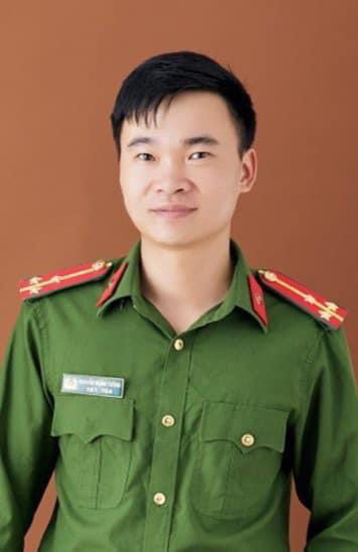 Bộ trưởng Bộ Công an biểu dương thượng úy băng lũ cứu người- Ảnh 2. Thượng úy Nguyễn Mạnh Tường - cán bộ cứu người dân trong dòng nước lũ - Ảnh: Công an cung cấp