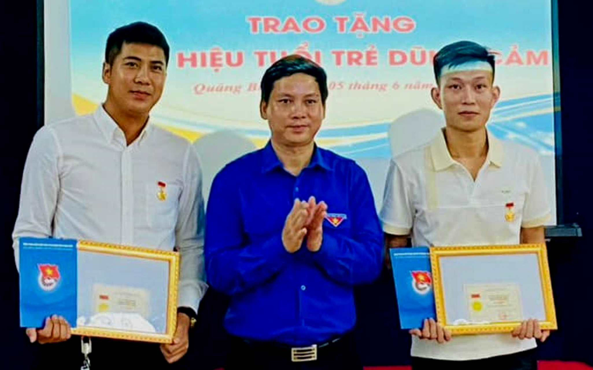 3 thanh niên lao ra biển cứu 5 học sinh khỏi ‘tử thần’- Ảnh 1. Những thanh niên dũng cảm lao ra biển cứu người được Trung ương Đoàn tặng huy hiệu "Tuổi trẻ dũng cảm" - Ảnh: D.H.