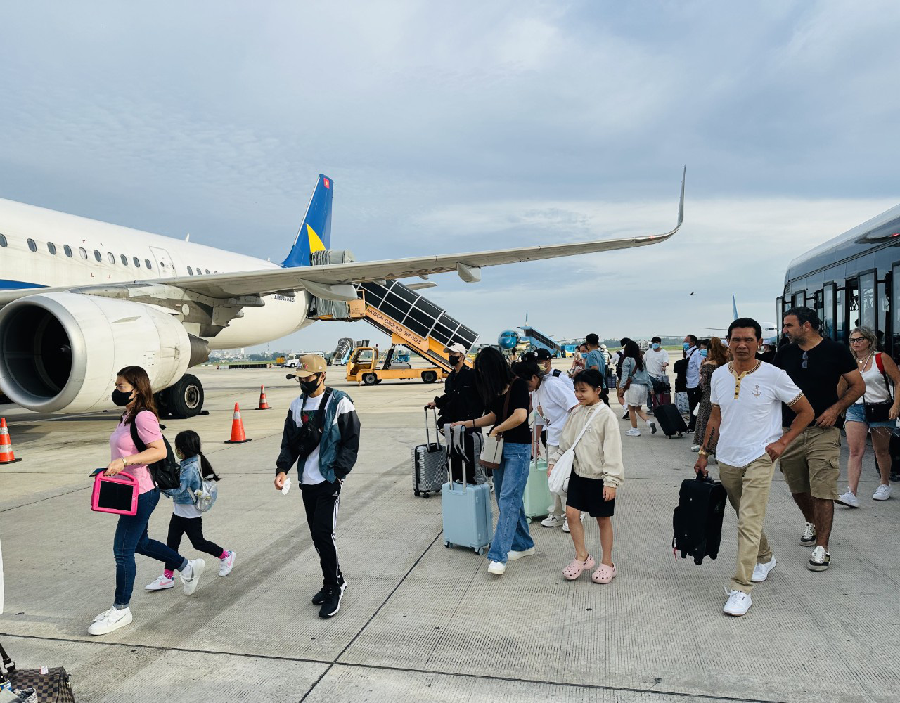 Vé máy bay dịp hè còn nhiều, hãng bay than ế khách bay đêm- Ảnh 1. Cục Hàng không Việt Nam đánh giá hãng bay mở nhiều mức giá thấp hơn đáng kể so với mức tối đa theo quy định đối với hạng phổ thông cơ bản trên các đường bay nội địa - Ảnh: CÔNG TRUNG