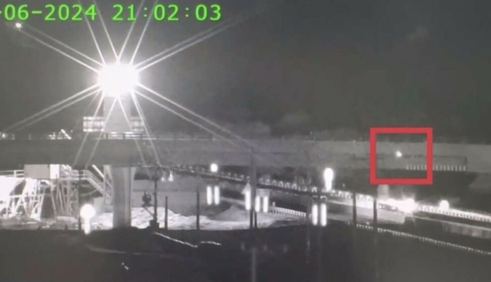 Hành động của nhóm thanh thiếu niên đừng trên cầu vượt ném đá xuống cao tốc đã được camera an ninh ghi lại. Ảnh: Ban QLDA cao tốc Cam Lâm - Vĩnh Hảo