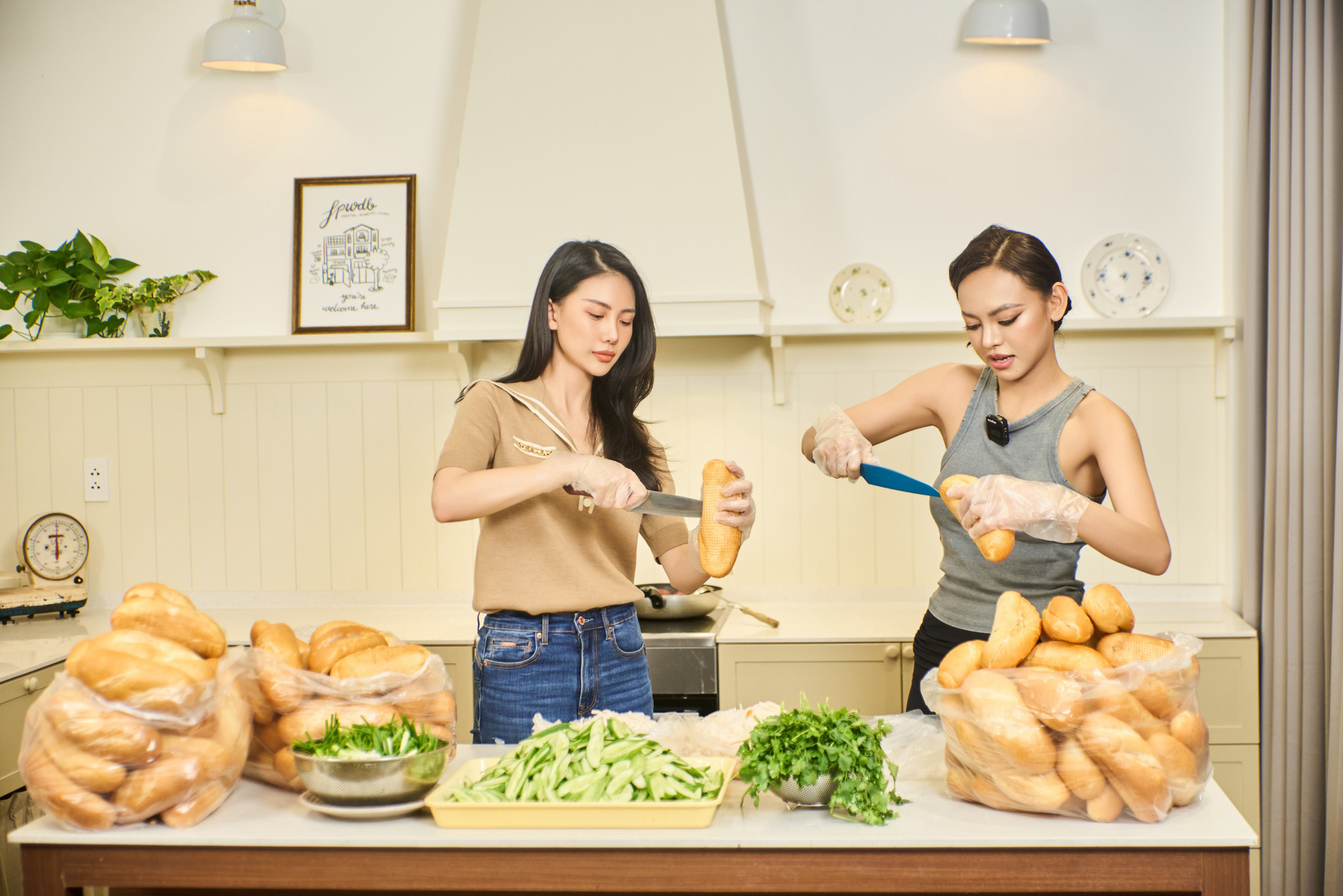 Mai Ngô (bìa phải) là khách mời đầu tiên của chương trình - Ảnh: NVCC Mai Ngô (bìa phải) là khách mời đầu tiên của chương trình - Ảnh: NVCC