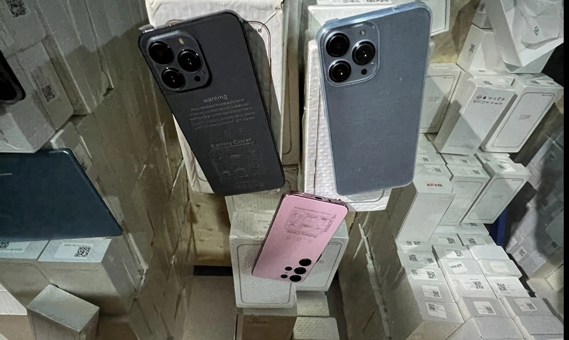 Từ TikTok Shop, phát hiện kho máy tính bảng, điện thoại 'khủng' nghi nhập lậu- Ảnh 1. Máy tính bảng và iPhone được lực lượng chức năng thu giữ - Ảnh: Tổng cục Quản lý thị trường