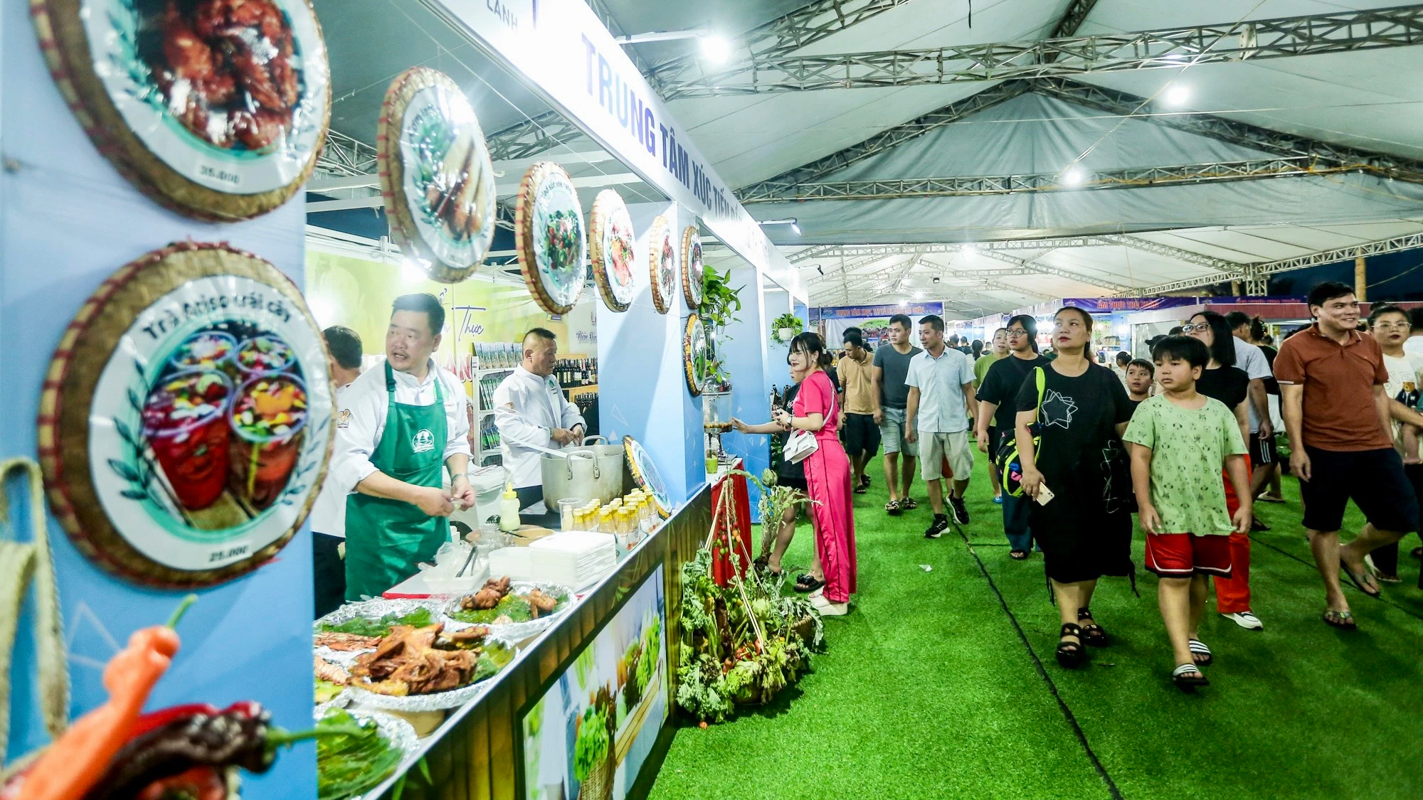 Tinh hoa ẩm thực nhiều tỉnh, thành hội tụ tại Sầm Sơn- Ảnh 1. Tinh hoa ẩm thực nhiều tỉnh, thành hội tụ tại Sầm Sơn- Ảnh 1.