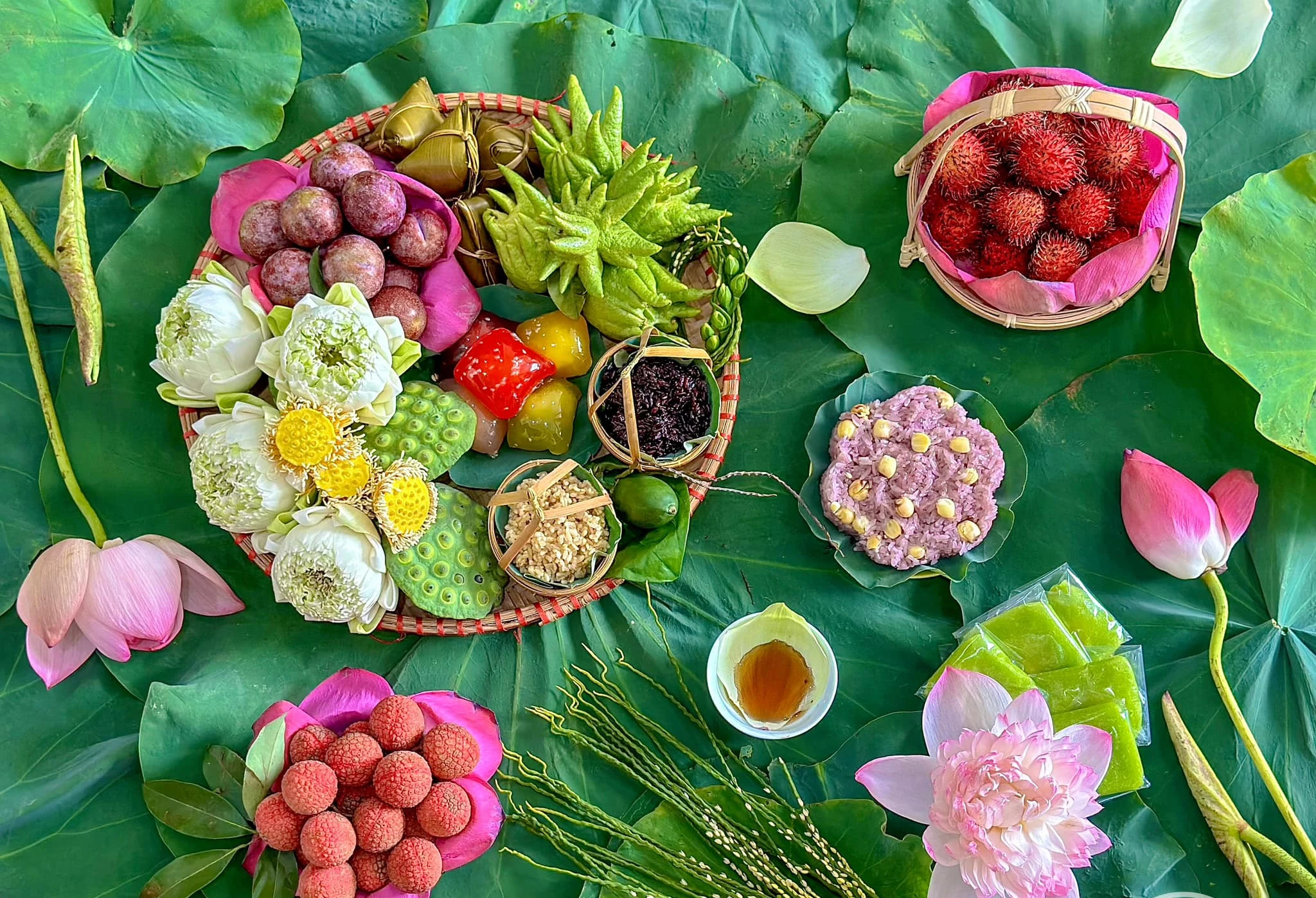 Mâm cúng Tết Đoan Ngọ đầy đủ, đẹp mắt: Dân mạng thi nhau chia sẻ- Ảnh 1. Mâm cúng Tết Đoan Ngọ đầy đủ, đẹp mắt: Dân mạng thi nhau chia sẻ- Ảnh 1.