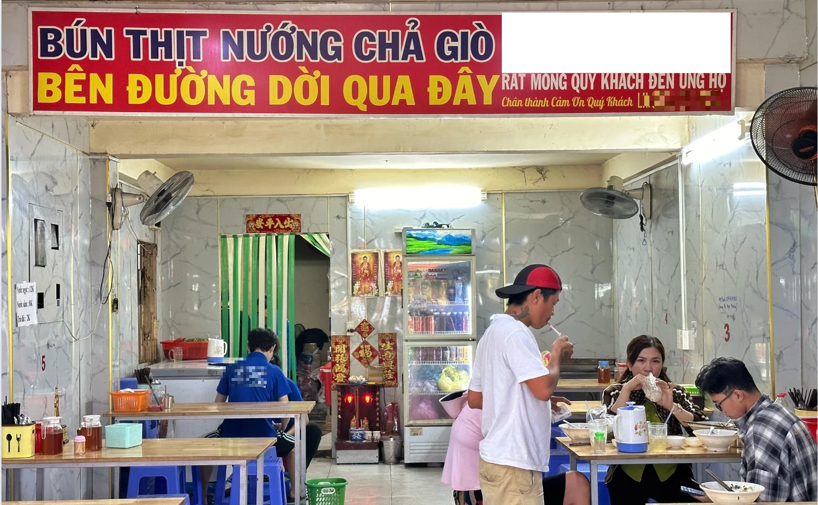 Đang bán đông khách bị lấy lại mặt bằng, nhiều chủ quán ở TP.HCM sốc tới bật khóc- Ảnh 1. Đang bán đông khách bị lấy lại mặt bằng, nhiều chủ quán ở TP.HCM sốc tới bật khóc- Ảnh 1.