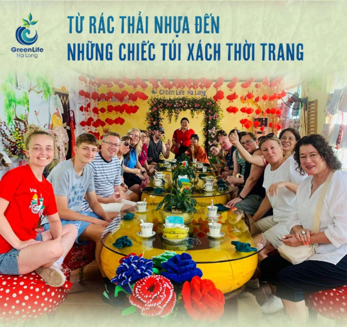 Cuộc thi Tái tạo xanh: Hợp tác xã biến rác thành sản phẩm du lịch- Ảnh 1. Khu nghỉ chân của du khách đến tham quan hợp tác xã (chị Hương áo đỏ) cũng được làm từ các đồ tái chế