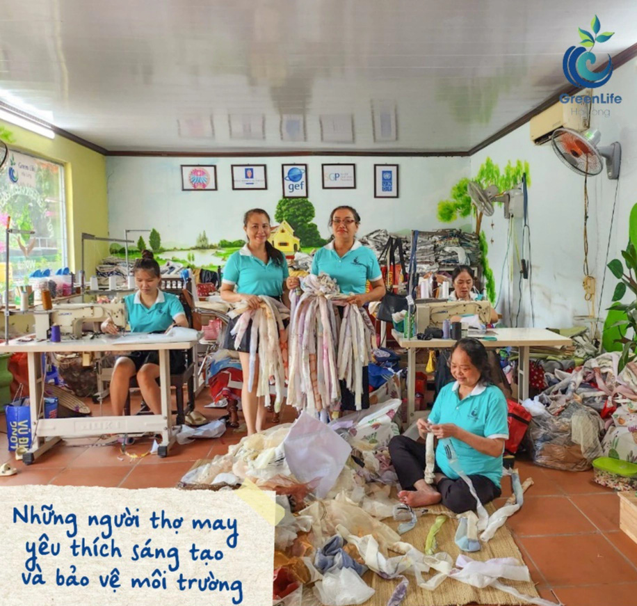 Cuộc thi Tái tạo xanh: Hợp tác xã biến rác thành sản phẩm du lịch- Ảnh 2. Những người thợ may yêu thích sáng tạo và bảo vệ môi trường