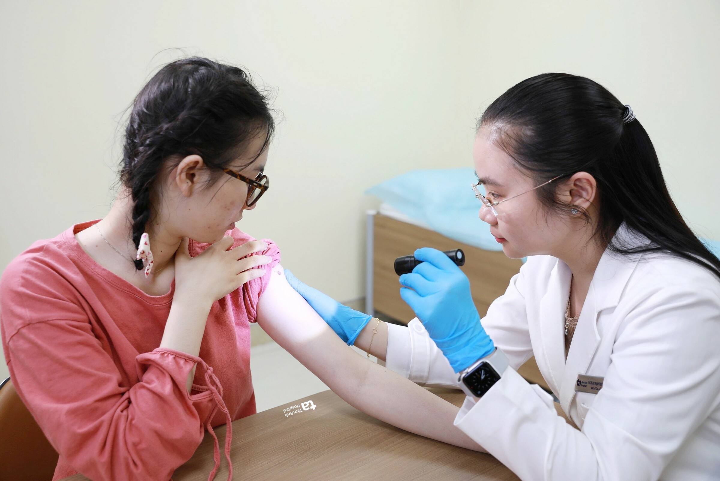 Bác sĩ An khám nốt ruồi trên tay một người bệnh. Ảnh minh họa: Bệnh viện Đa khoa Tâm Anh