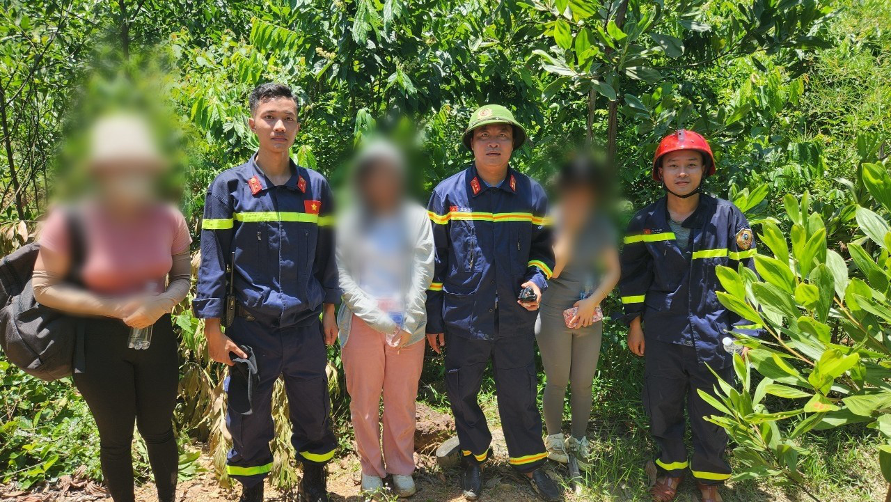 Giải cứu ba nữ sinh viên bị lạc khi leo núi Hòn Vượn- Ảnh 1. Ba nữ sinh viên đi lạc ở núi Hòn Vượn (TP Huế) được lực lượng công an giải cứu an toàn - Ảnh: MINH THẮNG