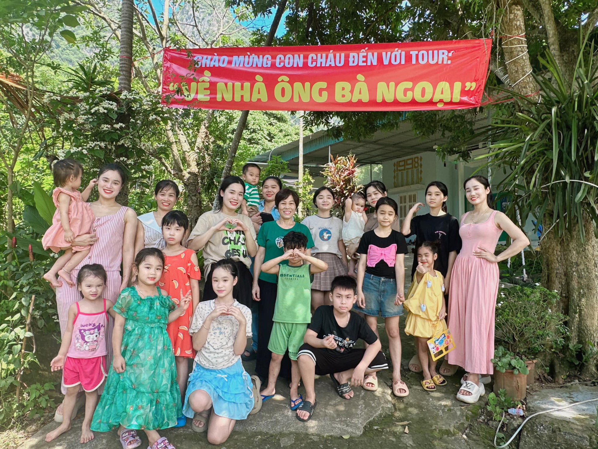 Cháu nào cũng hào hứng khi tham gia tour nhà ngoại - Ảnh: NVCC Cháu nào cũng hào hứng khi tham gia