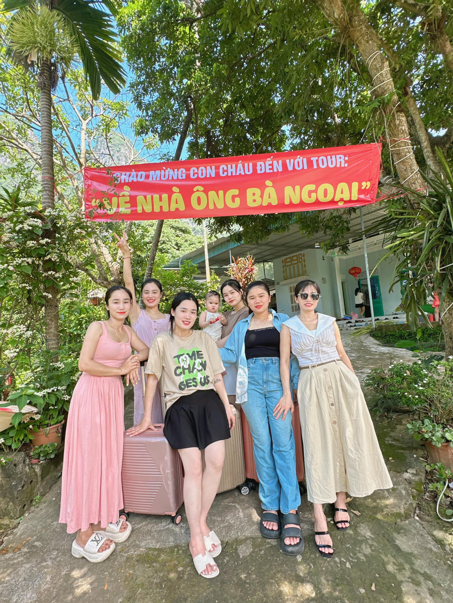 Các cô con gái cũng háo hức xách vali tham gia tour độc đáo do bố mẹ tổ chức - Ảnh: NVCC Các cô con gái cũng háo hức xách vali tham gia tour độc đáo do bố mẹ tổ chức - Ảnh: NVCC