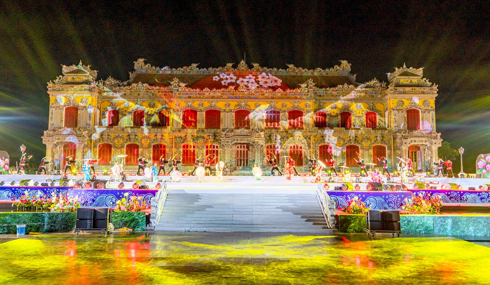 Sân khấu điện Kiến Trung là nơi diễn ra đêm nghệ thuật khai màn tuần lễ Festival nghệ thuật quốc tế Huế 2024 - Ảnh: BẢO MINH Sân khấu điện Kiến Trung là nơi diễn ra đêm nghệ thuật khai màn tuần lễ Festival nghệ thuật quốc tế Huế 2024 - Ảnh: BẢO MINH