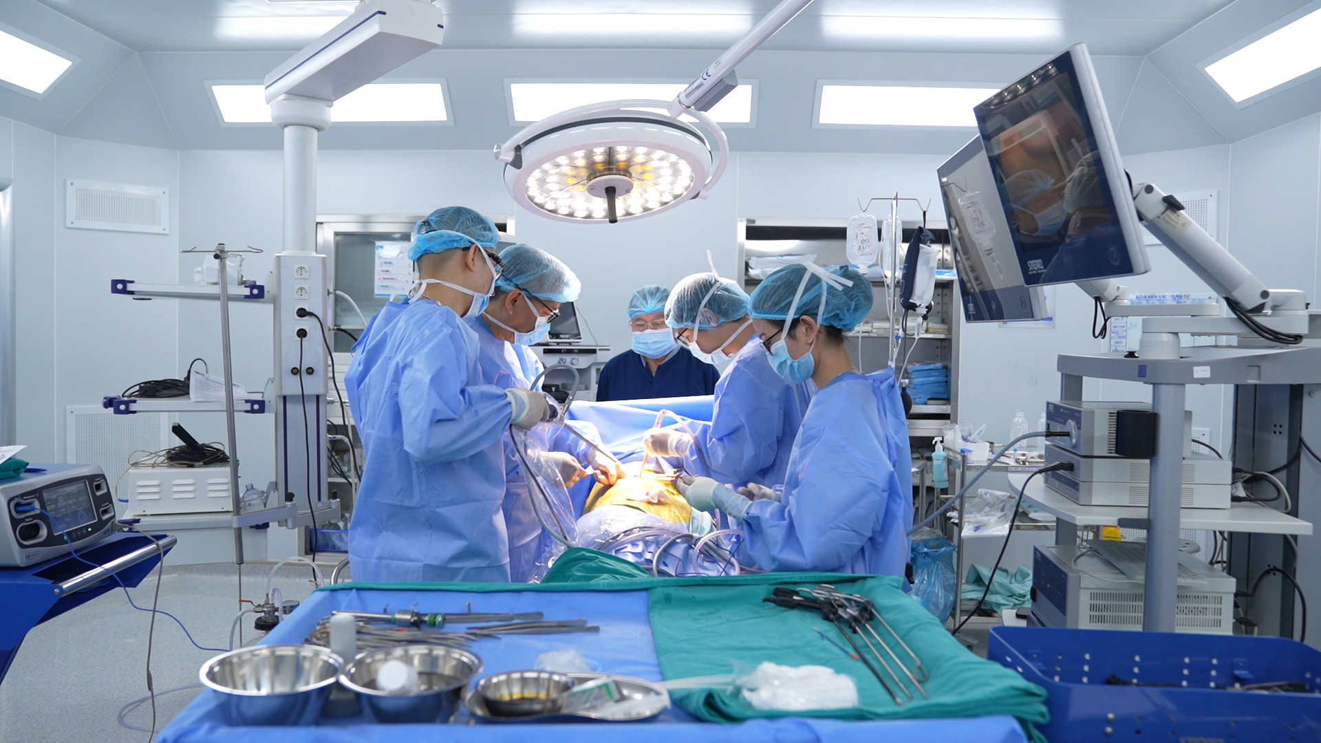 Bác sĩ Bệnh viện Tâm Anh phẫu thuật cắt bỏ u nấm. Ảnh: Bệnh viện Tâm Anh