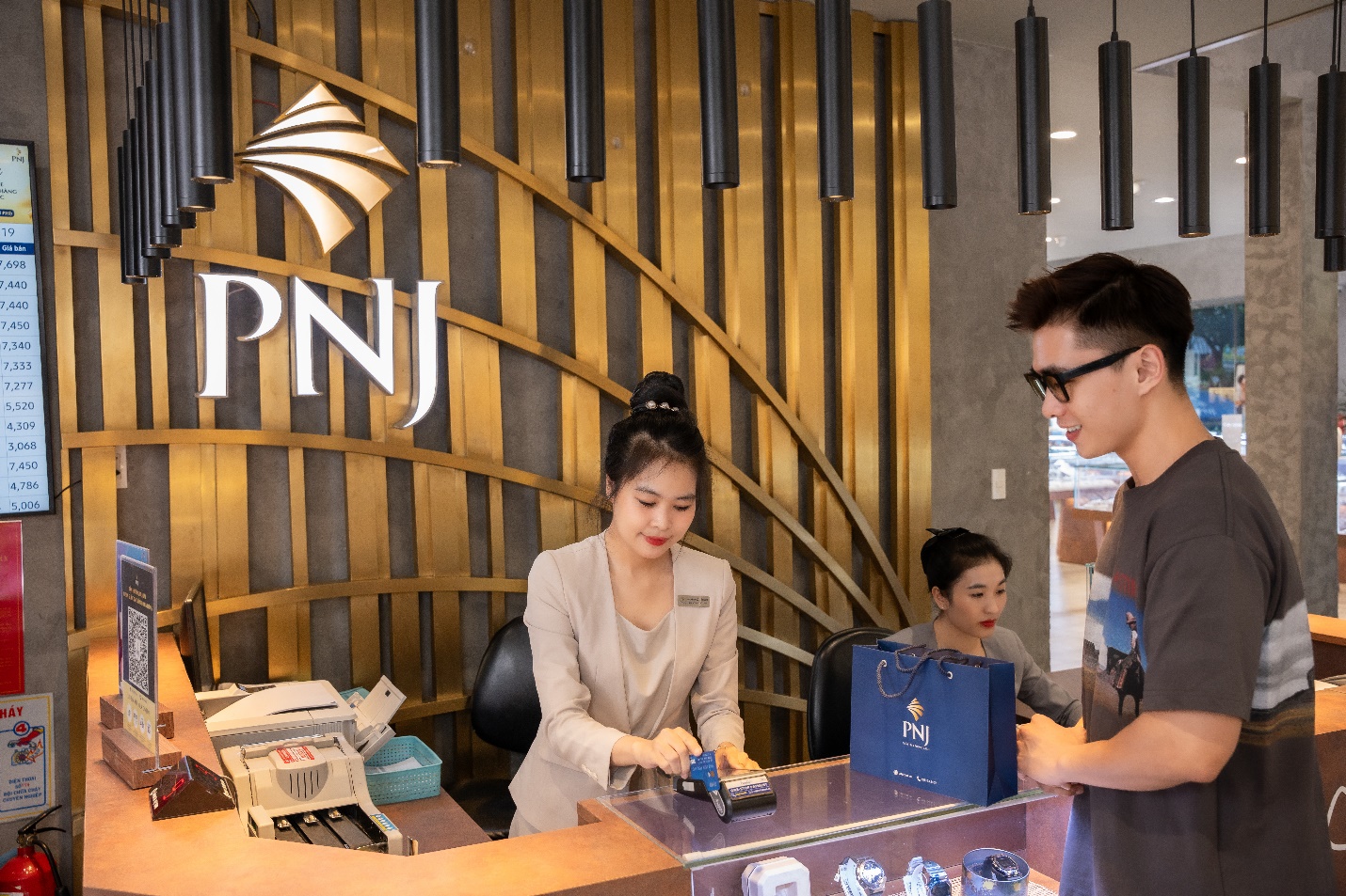 PNJ đạt nhiều tiêu chí đánh giá tại bảng xếp hạng 500 doanh nghiệp hàng đầu châu Á của Fortune. Ảnh: Việt Hùng