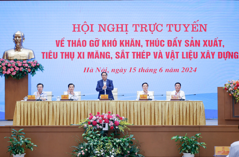 Thủ tướng họp bàn tháo gỡ khó khăn ngành vật liệu xây dựng, kết nối trực tuyến 32 điểm- Ảnh 1. Thủ tướng chủ trì hội nghị tháo gỡ khó khăn cho ngành vật liệu xây dựng - Ảnh: VGP