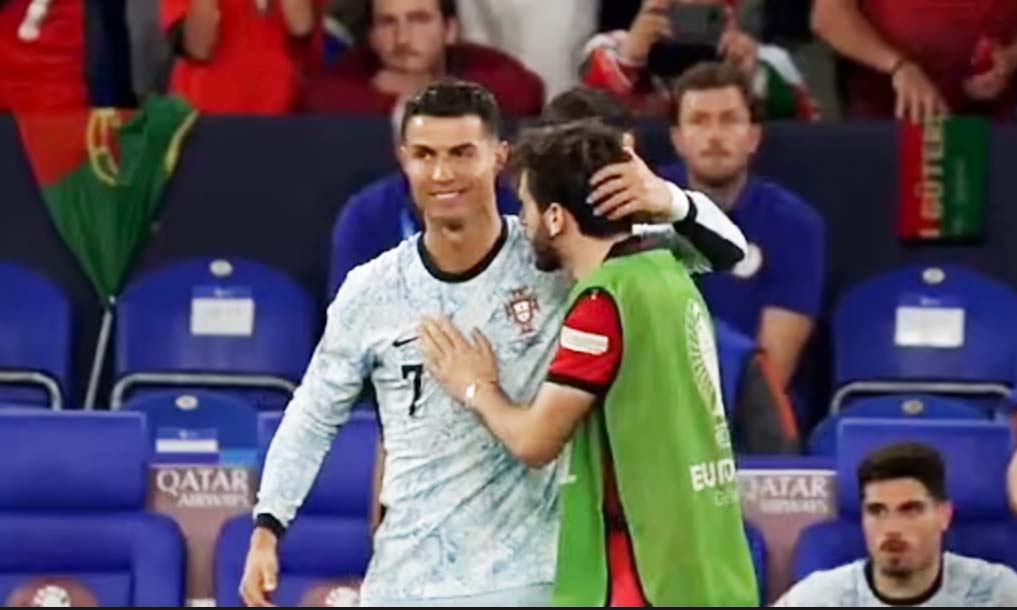 Khvicha Kvaratskhelia (phải) và Cristiano Ronaldo sau trận Gruzia thắng Bồ Đào Nha trên sân Veltins, thành phố Gelsenkirchen, Đức, lượt cuối bảng F Euro tối 26/6/2024. Ảnh: chụp màn hình