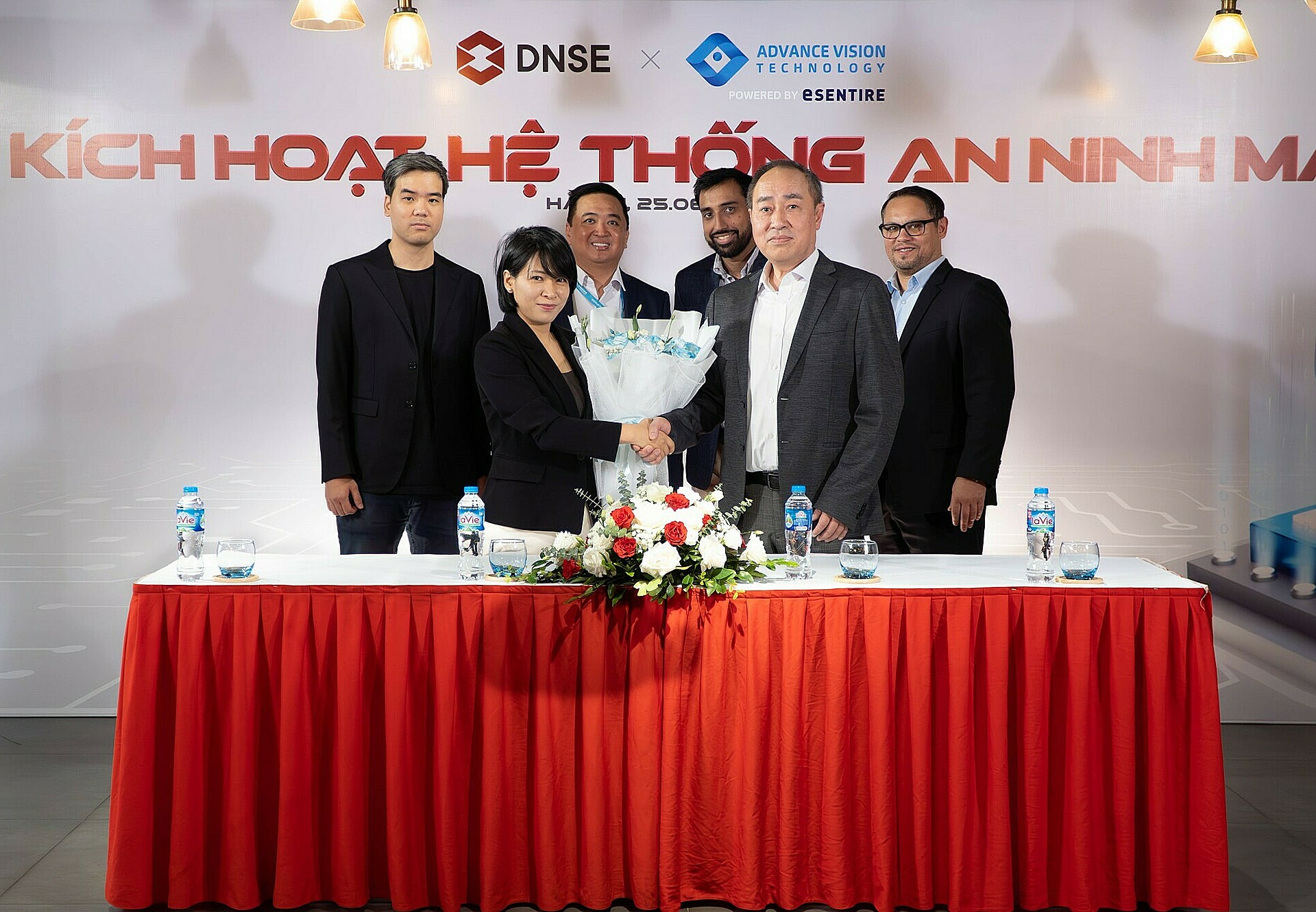 Bà Phạm Thị Thanh Hoa, Tổng Giám đốc DNSE và ông Huỳnh Phước Hồng, Giám đốc điều hành AVTech (hàng trên) cùng đại diện hai đơn vị tại Lễ kích hoạt hệ thống an ninh mạng. Ảnh: DNSE