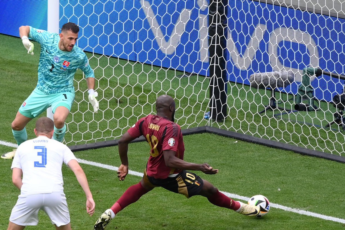 Pha đệm bóng thành bàn của Lukaku không được công nhận vì lỗi việt vị. Ảnh: Reuters