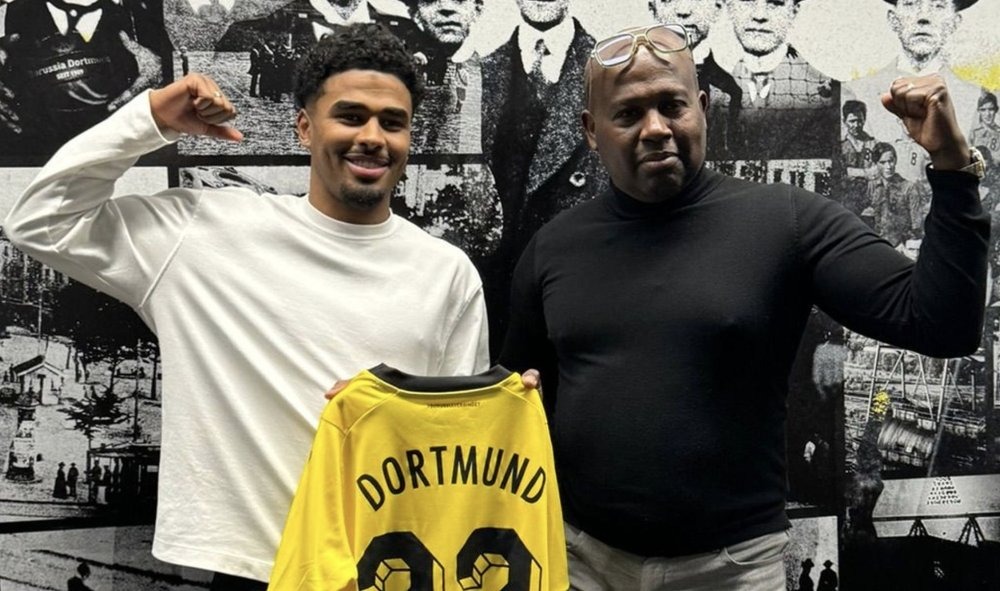 Ông Edward (phải) mừng con trai Ian gia nhập Dortmund theo diện cầu thủ mượn từ Chelsea hồi tháng 1/2024. Ảnh: BVB