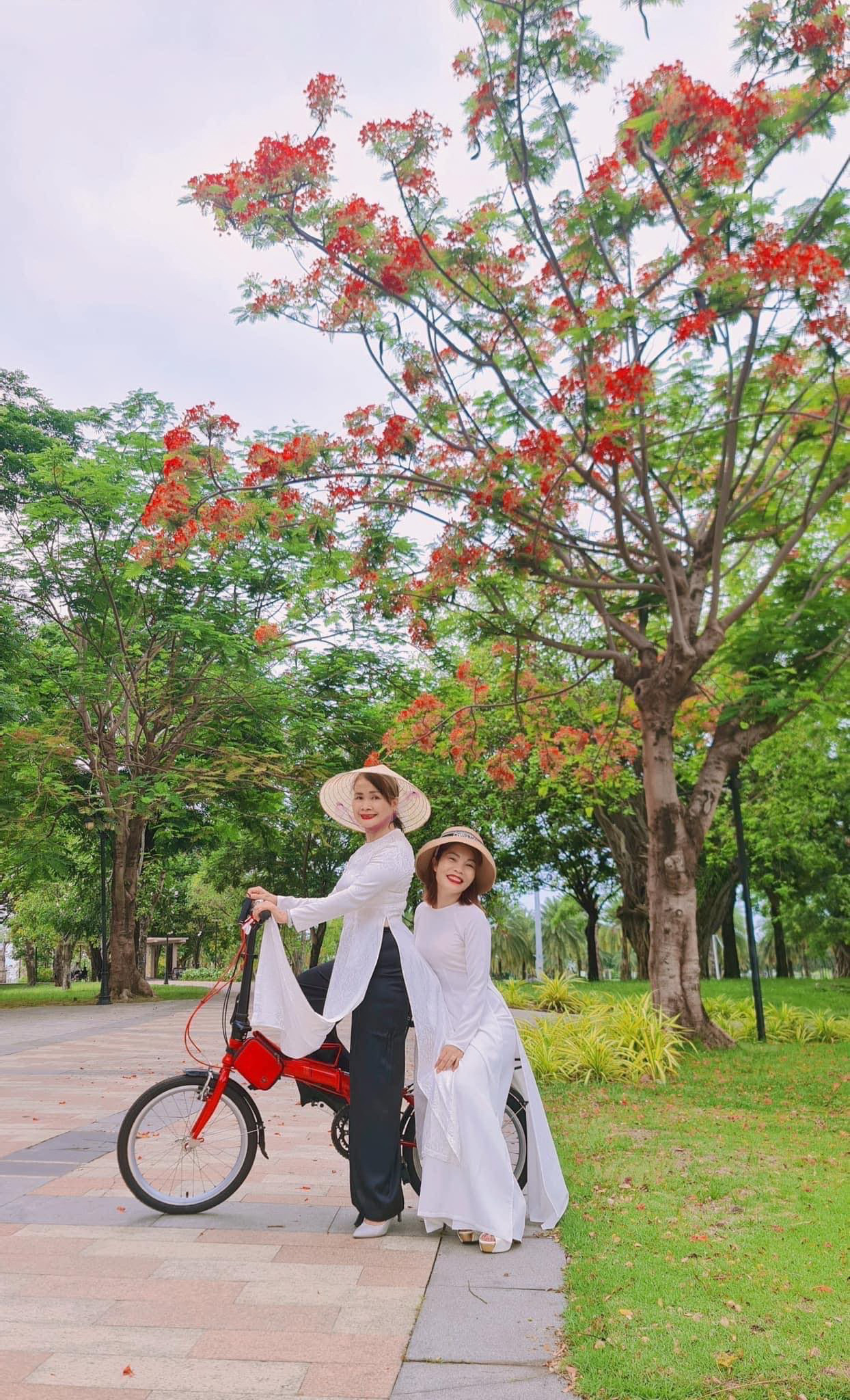Sống những ngày nghỉ hưu rực rỡ- Ảnh 1. Màu áo của thời thanh xuân dưới mái trường xưa của các chị hưu trí - Ảnh: NVCC