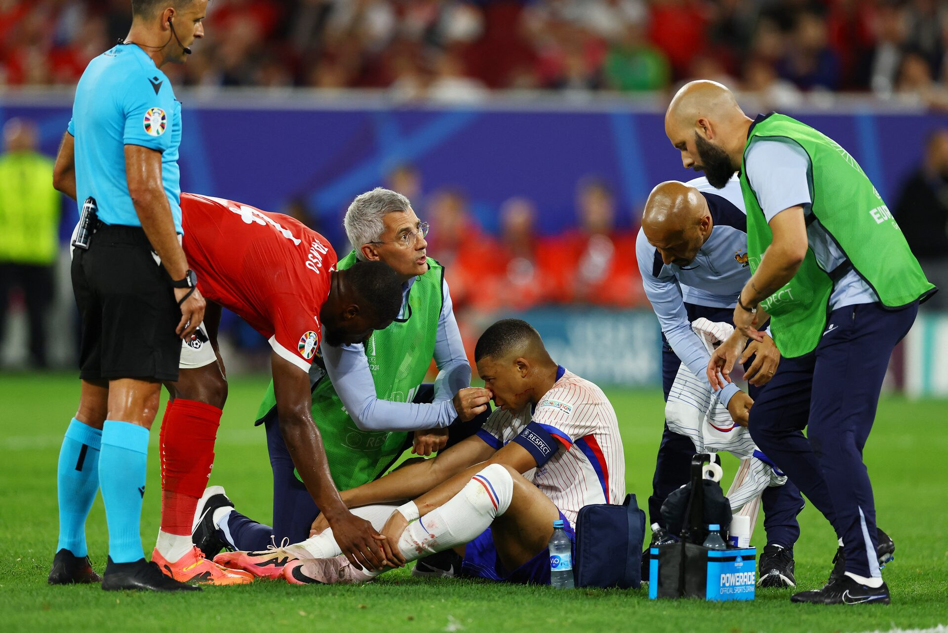 Mbappe được bác sĩ chăm sóc cuối trận Pháp gặp Áo ở lượt đầu bảng D Euro trên sân Dusseldorf ở Đức tối 17/6/2024. Ảnh: Reuters
