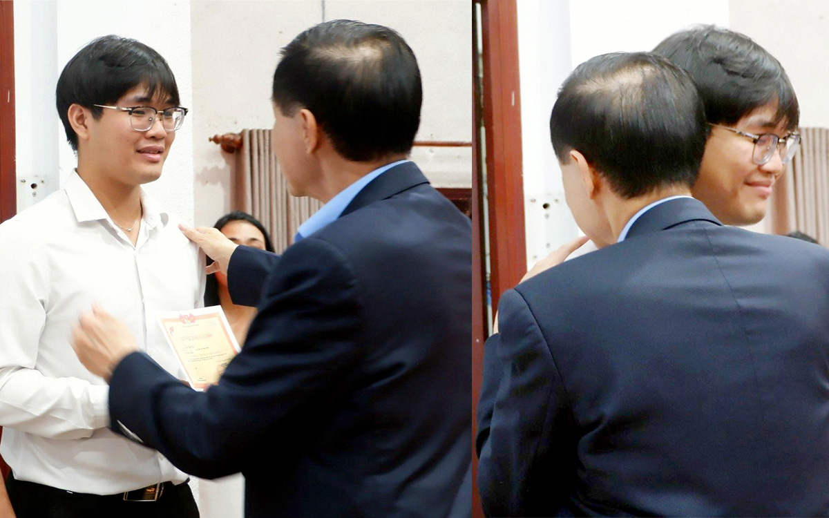 Ông Johnathan Hạnh Nguyễn trao học bổng cho Vòng Vĩnh Thành… và ôm động viên cậu sinh viên mồ côi tiếp tục bước tới - Ảnh: K.ANH Ông Johnathan Hạnh Nguyễn trao học bổng cho Vòng Vĩnh Thành, và ôm động viên cậu sinh viên mồ côi tiếp tục bước tới - Ảnh: K.ANH