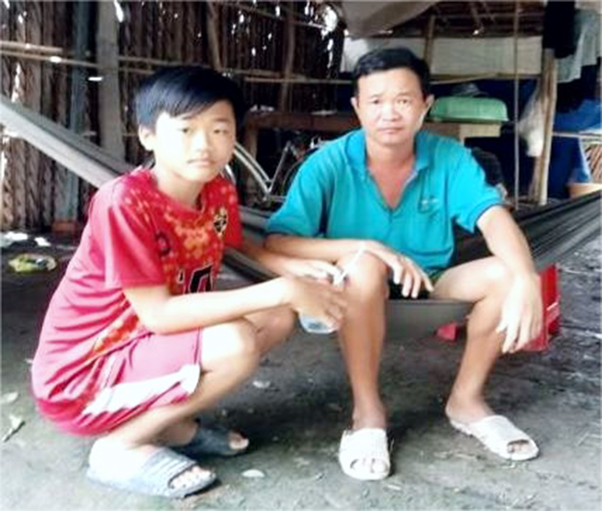 Học bổng Chắp cánh ước mơ: Chỉ mong đường học bớt chông chênh- Ảnh 1. Ngô Văn Trung và người cha mất sức lao động của mình - Ảnh: H.T.GIÀU
