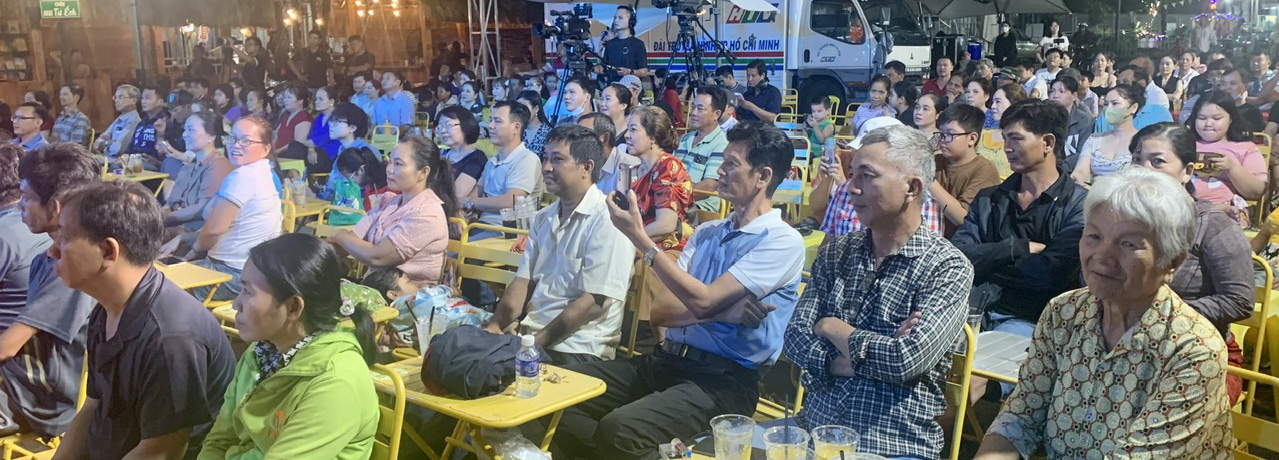 Đông đảo khán giả theo dõi chương trình Âm vang phù sa ở Hội quán Ngôi sao miệt vườn - Ảnh: HOÀI PHƯƠNG Đông đảo khán giả theo dõi chương trình Âm vang phù sa ở Hội quán Ngôi sao miệt vườn - Ảnh: HOÀI PHƯƠNG