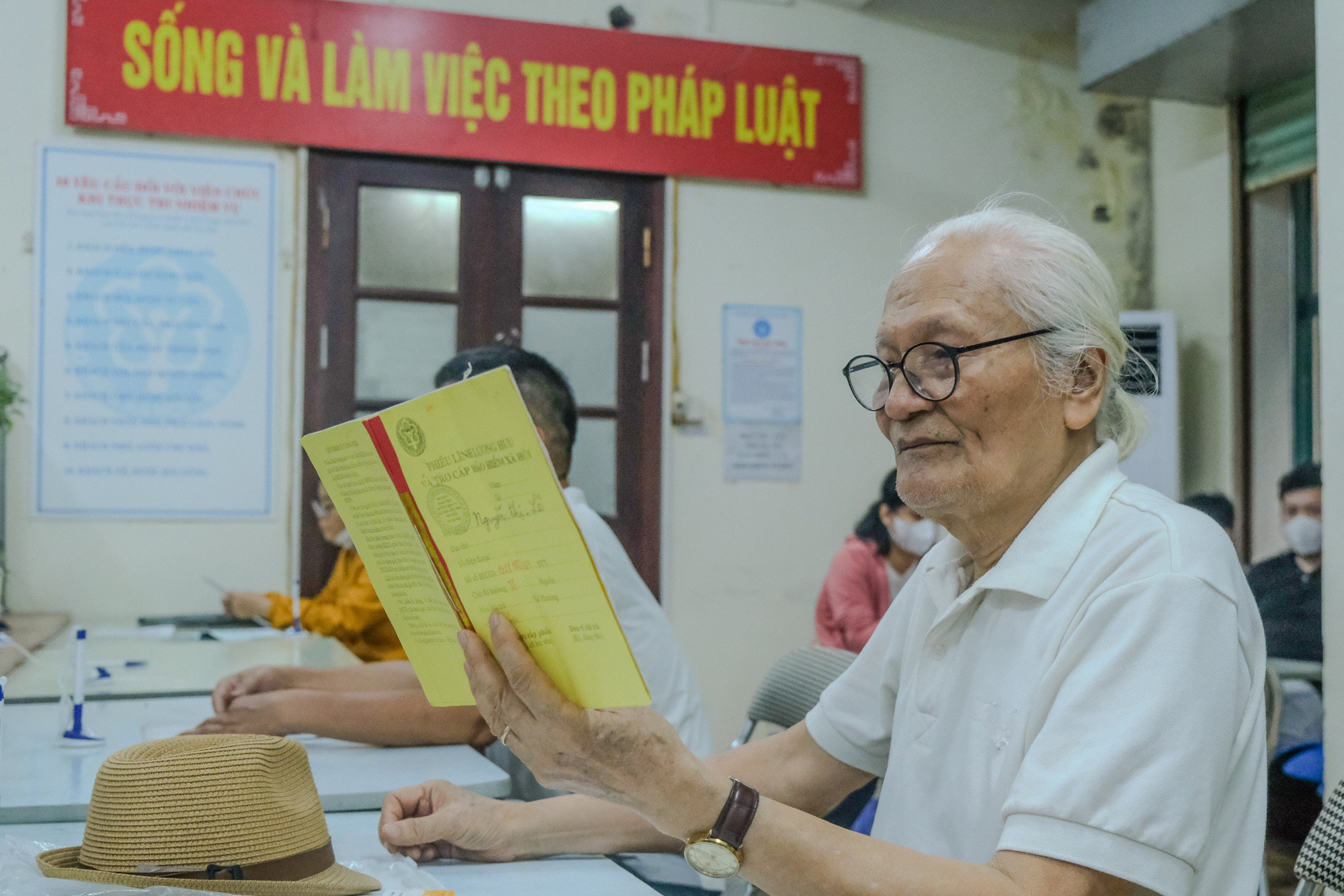Một cụ ông cao tuổi làm thủ tục liên quan đến lương hưu tại Bảo hiểm xã hội quận Hai Bà Trưng, Hà Nội - Ảnh: HÀ QUÂN Người cao tuổi làm thủ tục liên quan đến lương hưu tại Bảo hiểm xã hội quận Hai Bà Trưng, Hà Nội - Ảnh: HÀ QUÂN