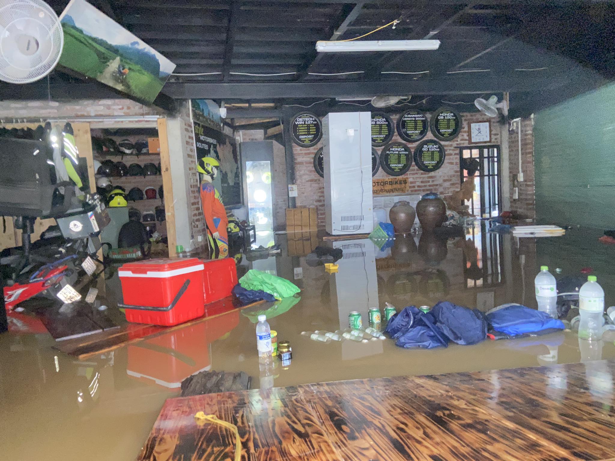 Nước tràn vào nhà dân ở TP Hà Giang rạng sáng 10/6. Ảnh: Nguyễn Cường