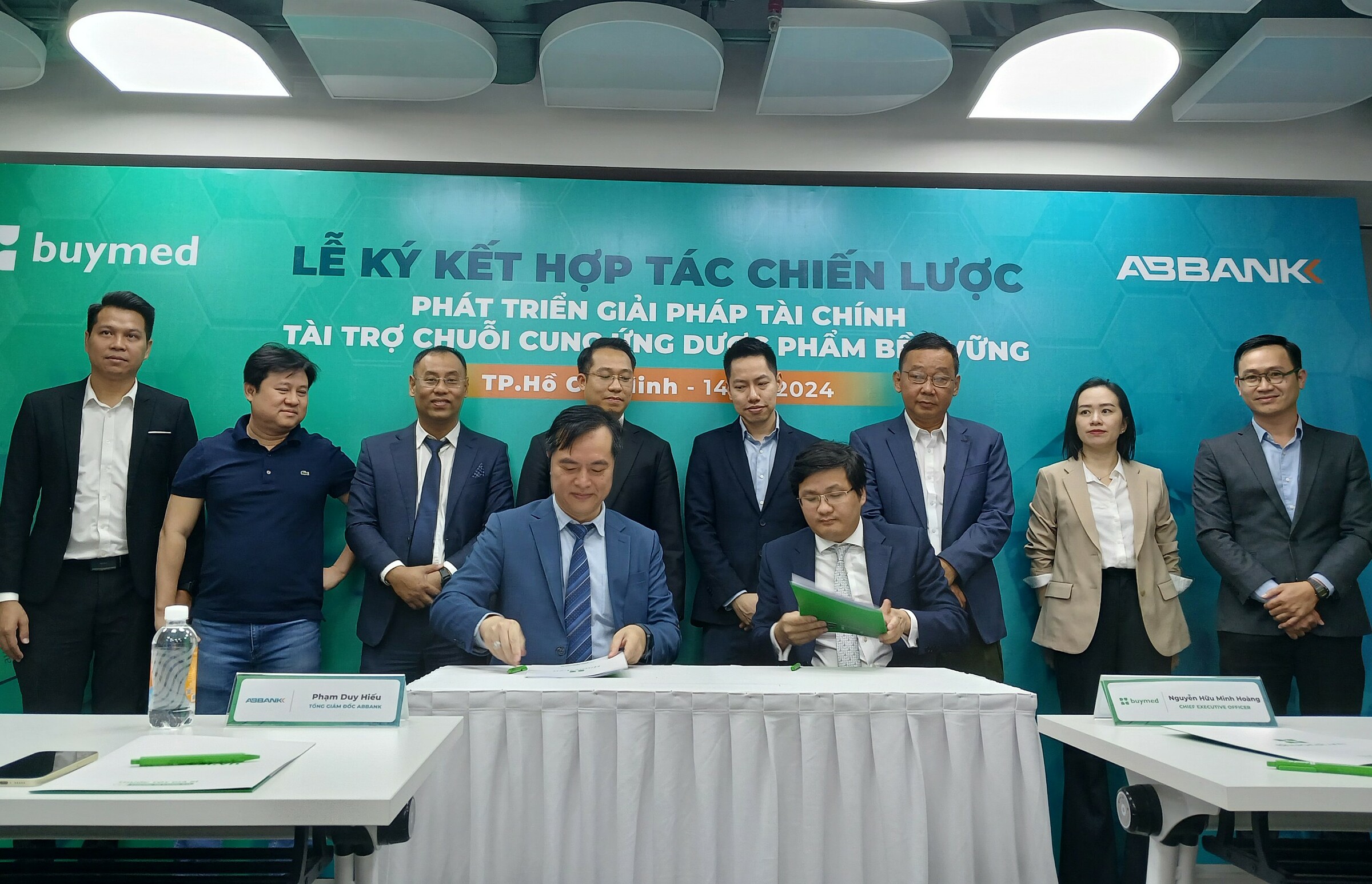 Ông Phạm Duy Hiếu, Quyền Tổng giám đốc ABBANK (ngồi trái), cùng ông Nguyễn Hữu Minh Hoàng (ngồi bên phải), đồng sáng lập kiêm CEO Buymed trong lễ ký kết sáng 14/6. Ảnh: Thi Hà