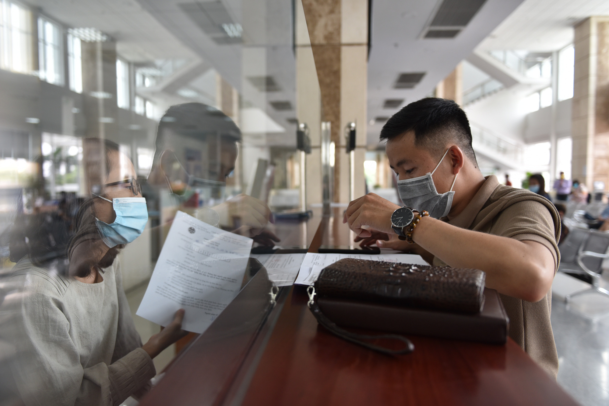 Sốc: Một người lập 116 công ty tại TP.HCM- Ảnh 2. Cơ quan thuế cho biết hiện nay, sau khi doanh nghiệp thành lập, để được sử dụng hóa đơn điện tử, cơ quan thuế yêu cầu doanh nghiệp phải hiện diện để đối chiếu căn cước công dân - Ảnh minh họa: NGỌC PHƯỢNG