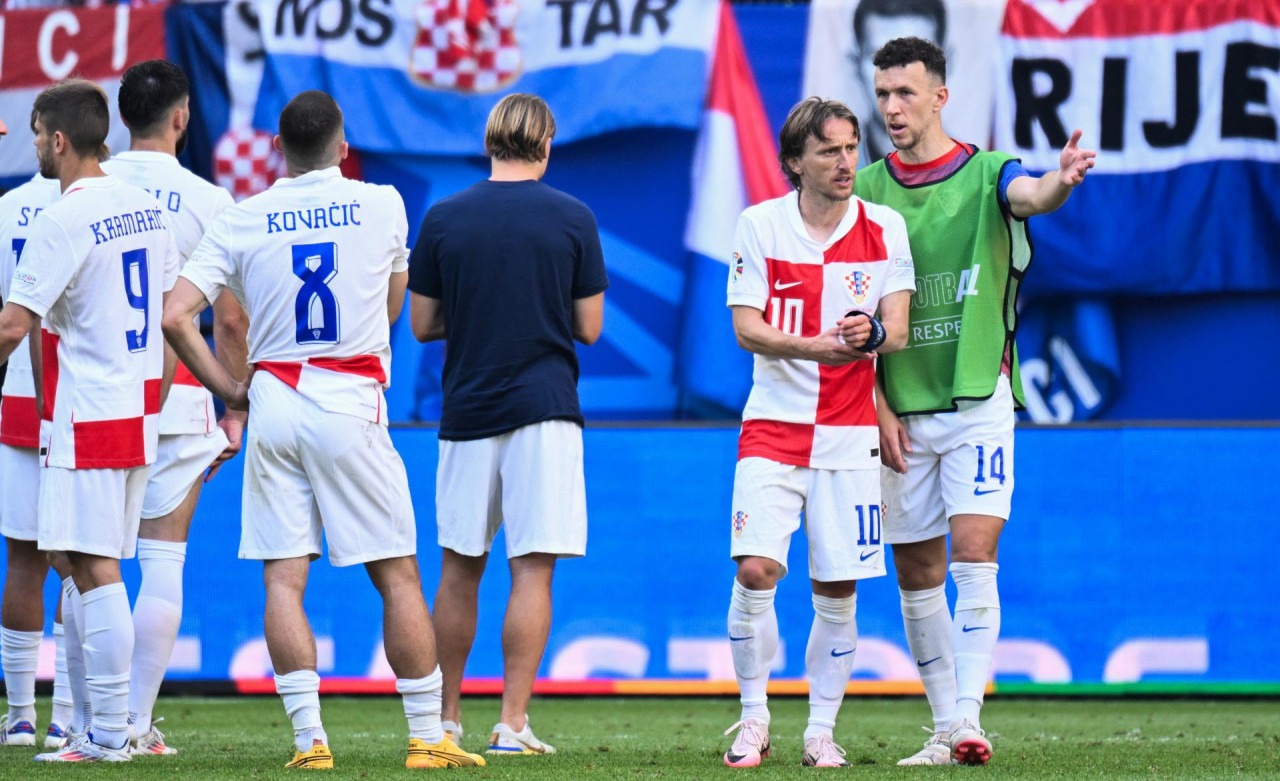 Các tuyển thủ Croatia gồm Modric (số 10), Brozovic (14), Kramaric (9), Kovacic (30) sau trận hòa Albania trên sân Hamburg, Đức ngày 19/6. Ảnh: Cropix
