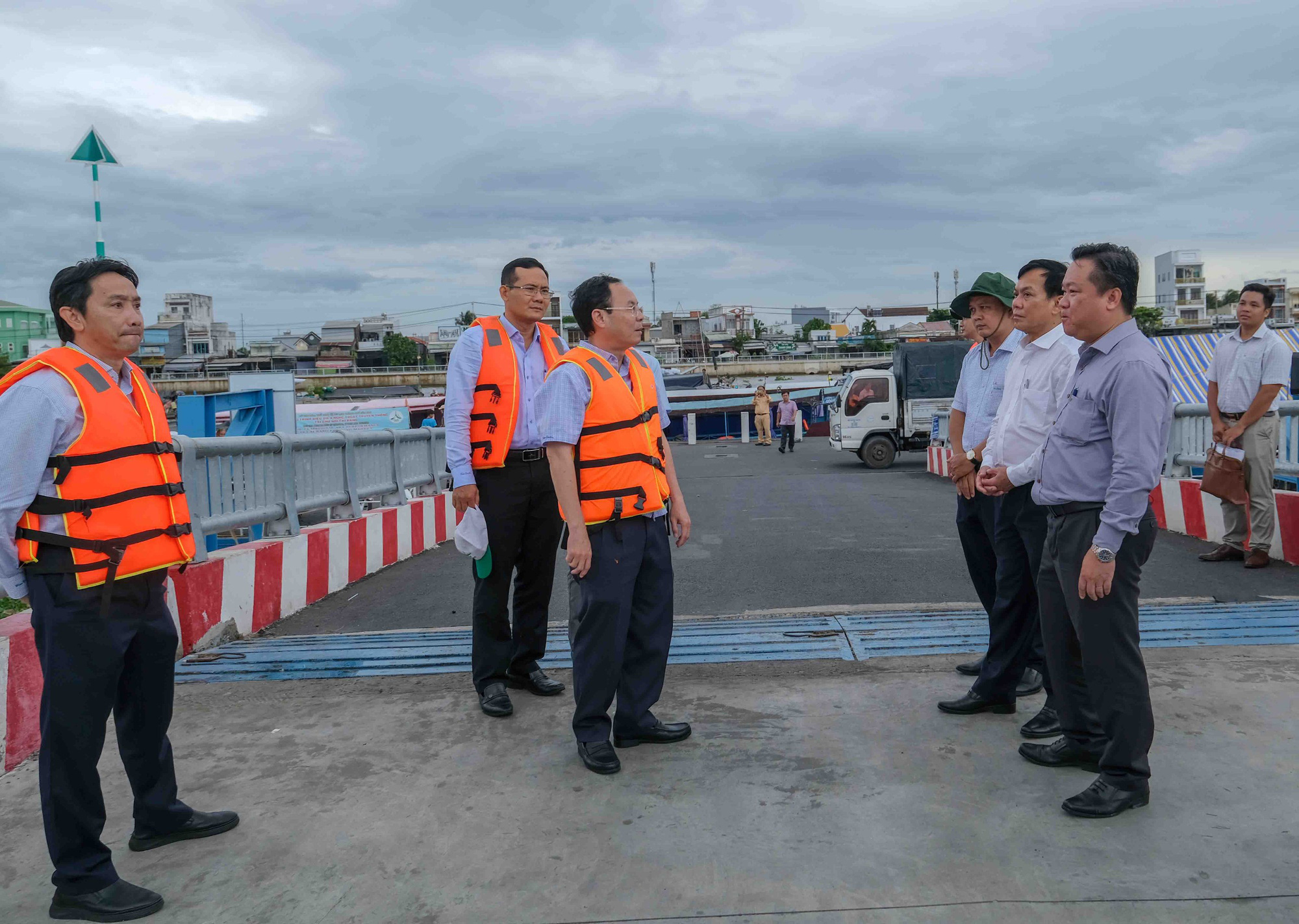 Cần Thơ sẽ khai thác 3 tuyến buýt sông đặc trưng miền Tây Nam Bộ- Ảnh 1. Ông Nguyễn Văn Hiếu - bí thư Thành ủy Cần Thơ - đi khảo sát các tuyến sẽ khai thác buýt sông - Ảnh: T.L