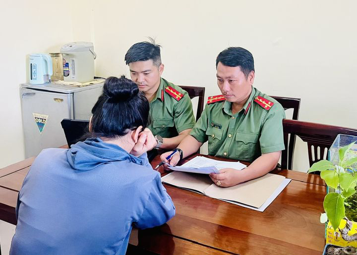 Phạt 5 triệu đồng một phụ nữ xuyên tạc chính quyền Quảng Trị- Ảnh 1. Người phụ nữ làm việc với Công an Quảng Trị - Ảnh: Công an Quảng Trị