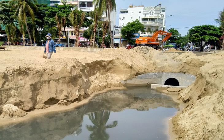 Tắm biển Hòn Chồng Nha Trang dân kêu bị mẩn ngứa, vì sao?- Ảnh 5. Nước thải xả thẳng xuống vịnh Nha Trang