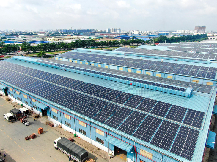 Loay hoay điện mặt trời- Ảnh 1. Điện mặt trời áp mái tại Khu công nghiệp Tân Bình, quận Tân Phú, TP.HCM - Ảnh: QUANG ĐỊNH