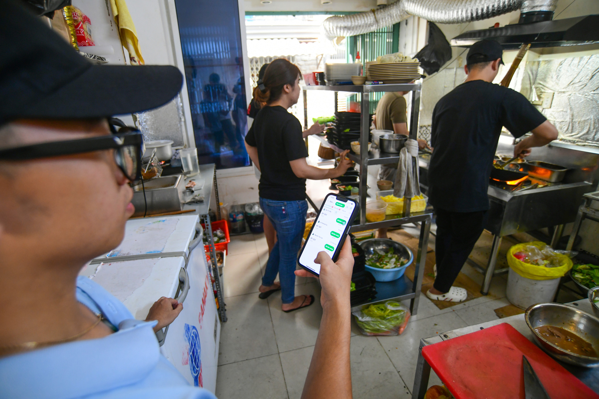 Nhiều quán ăn cho hay phải liên tục chi tiền quảng cáo để bán được hàng qua app - Ảnh: QUANG ĐỊNH Nhiều quán ăn cho hay phải liên tục chi tiền quảng cáo để bán được hàng qua app - Ảnh: QUANG ĐỊNH