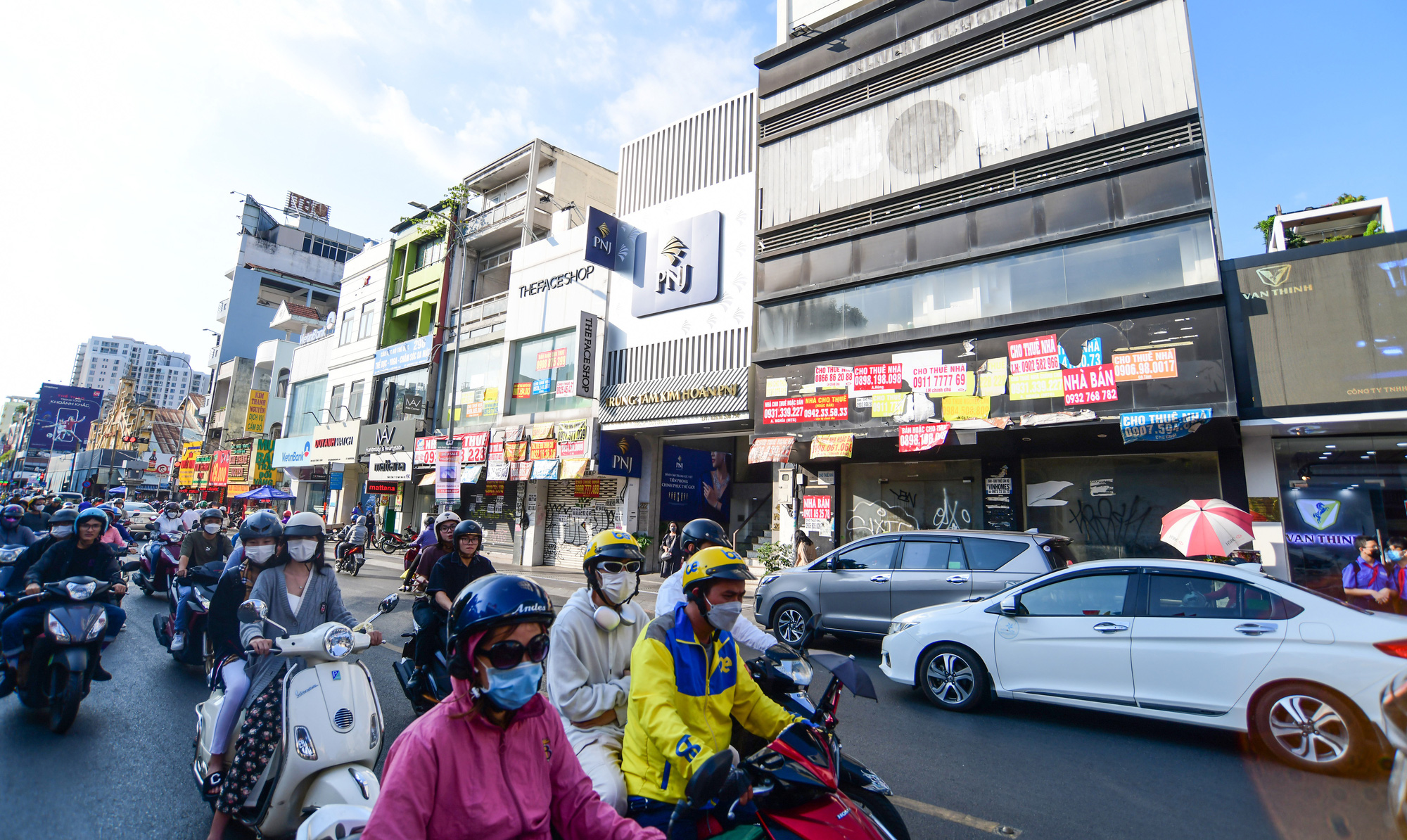 Khu thương mại trên đường Hai Bà Trưng, quận 1, TP.HCM thời điểm tháng 7-2023 (ảnh trái) đến nay đã hoạt động nhộn nhịp trở lại (ảnh chụp trưa 24-6-2024) - Ảnh: QUANG ĐỊNH Khu thương mại trên đường Hai Bà Trưng, quận 1, TP.HCM thời điểm tháng 7-2023 (ảnh trái) đến nay đã hoạt động nhộn nhịp trở lại (ảnh chụp trưa 24-6-2024) - Ảnh: QUANG ĐỊNH