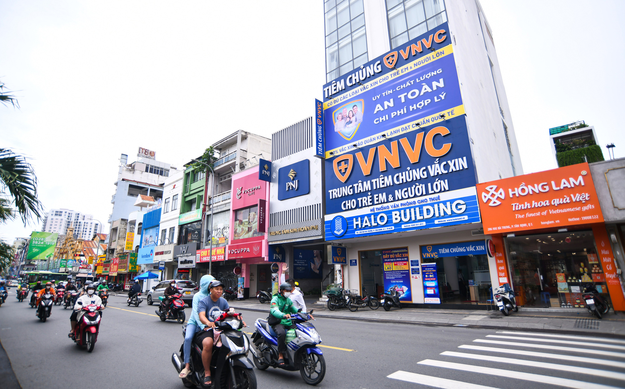 Kinh doanh dịch vụ vẫn còn còn khó khăn. Trong ảnh: khu thương mại - dịch vụ trên đường Hai Bà Trưng, quận 1, TP.HCM thời điểm tháng 7-2023 (ảnh trái) và nay đã Kinh doanh dịch vụ vẫn còn còn khó khăn. Trong ảnh: khu thương mại - dịch vụ trên đường Hai Bà Trưng, quận 1, TP.HCM thời điểm tháng 7-2023 (ảnh trái) và nay đã